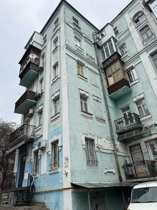 3K Yuriy Ilyenko (Melnykova) 74m renovated Metro Lukyanivs