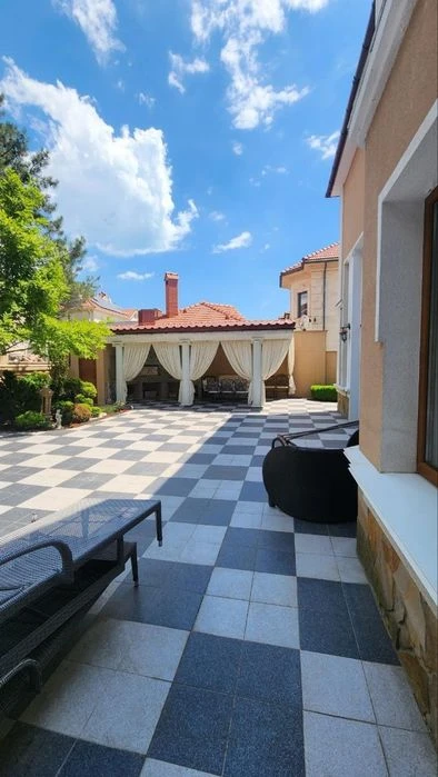 House for sale in Sauvignon, red brick, pool, basement, hectare