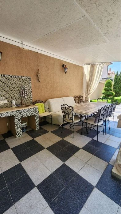 House for sale in Sauvignon, red brick, pool, basement, hectare