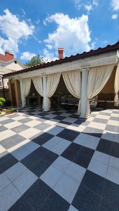 House for sale in Sauvignon, red brick, pool, basement, hectare