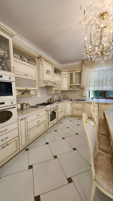 House for sale in Sauvignon, red brick, pool, basement, hectare