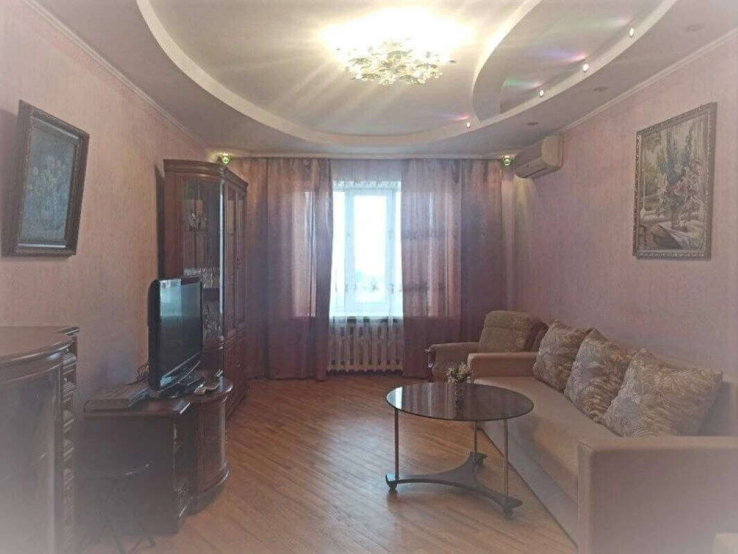 Продається трикімнатна квартира. Дарницький район, вулиця Ах
