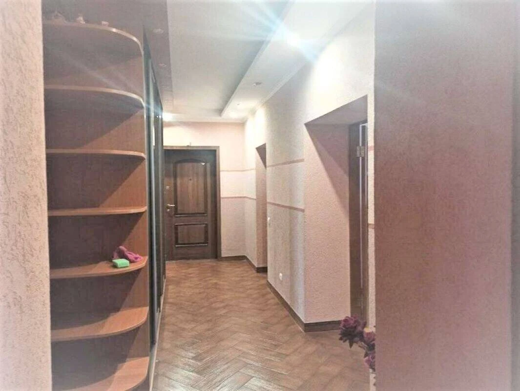 Продається трикімнатна квартира. Дарницький район, вулиця Ах