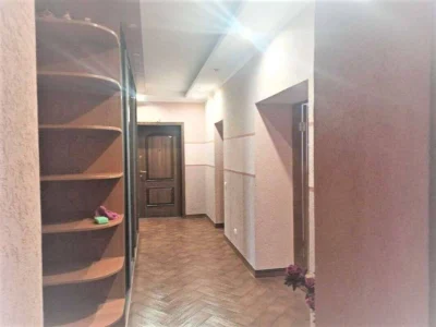 Продається трикімнатна квартира. Дарницький район, вулиця Ах
