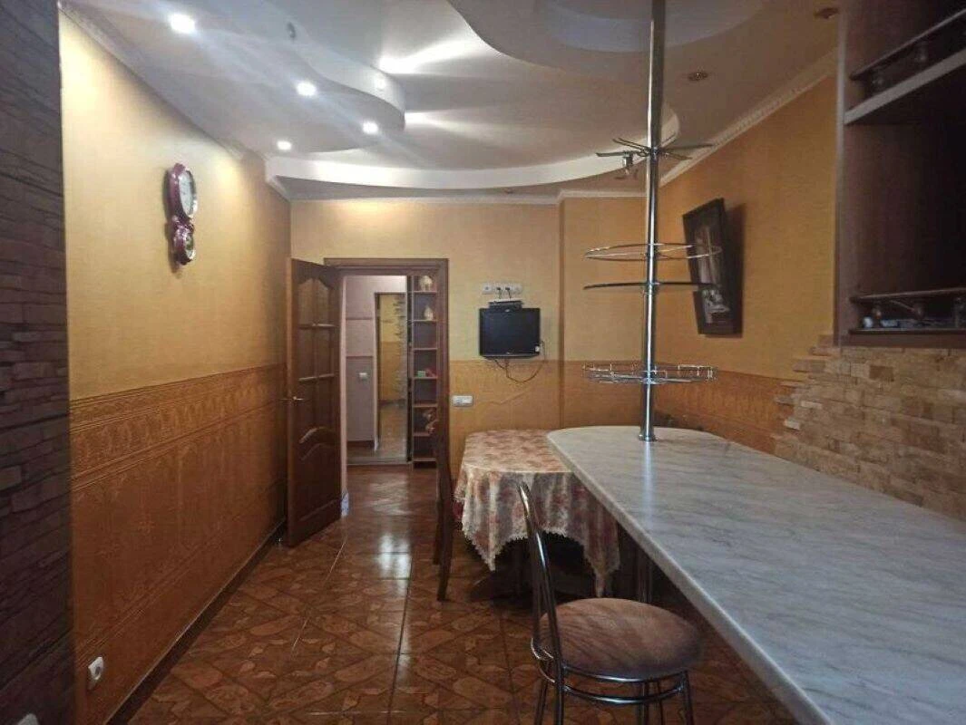 Продається трикімнатна квартира. Дарницький район, вулиця Ах