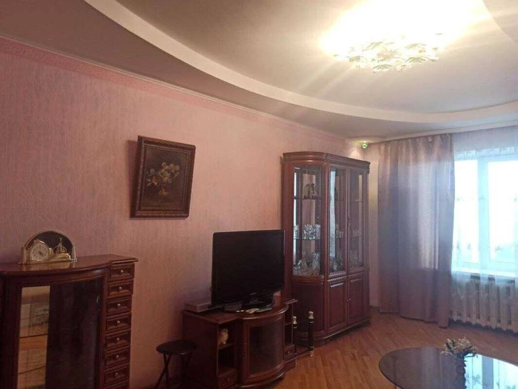 Продається трикімнатна квартира. Дарницький район, вулиця Ах