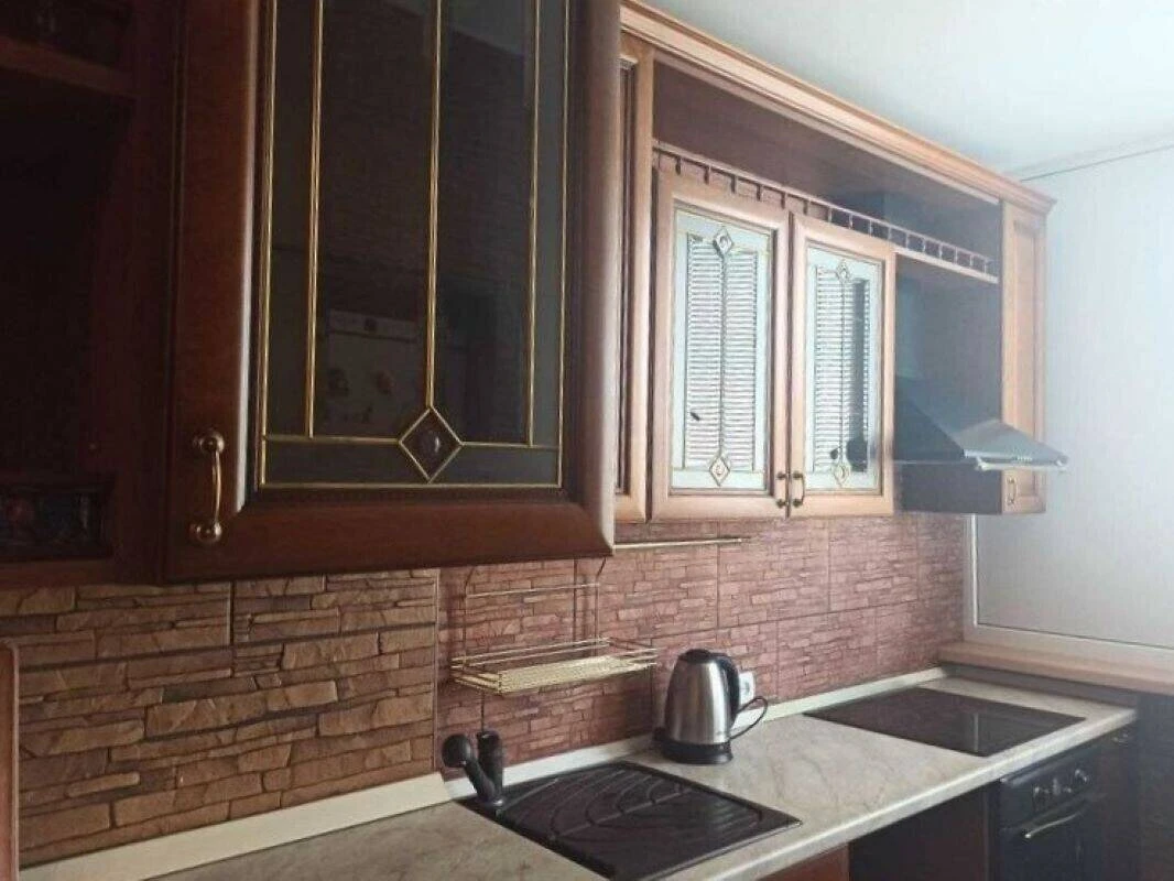 Продається трикімнатна квартира. Дарницький район, вулиця Ах