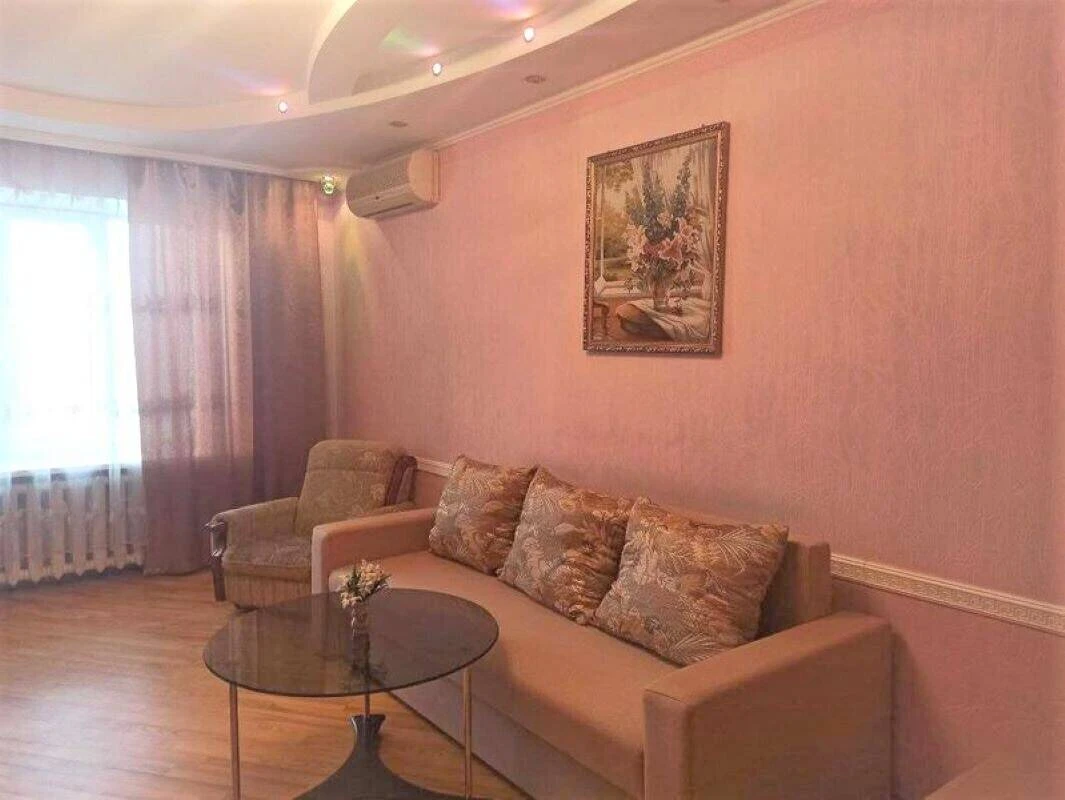 Продається трикімнатна квартира. Дарницький район, вулиця Ах
