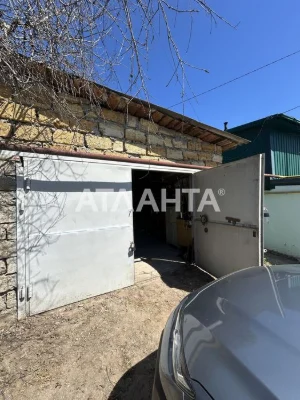 Квартира на земле с гаражом и палисадником в Черноморке.