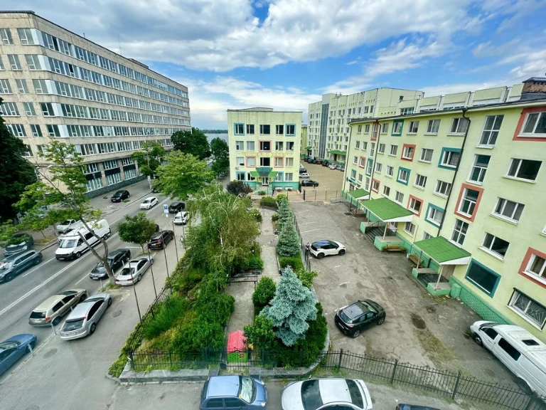 I will sell a 2-room apartment in the center of St. Serova Naberezhnaya, 10 (Yuliush