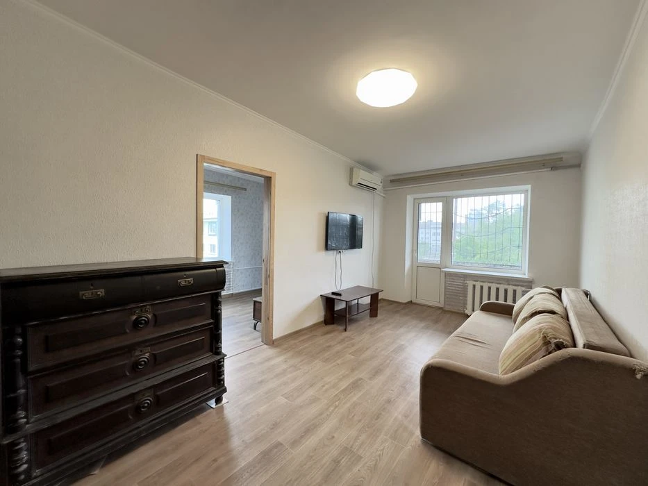 I will sell a 2-room apartment in the center of St. Serova Naberezhnaya, 10 (Yuliush