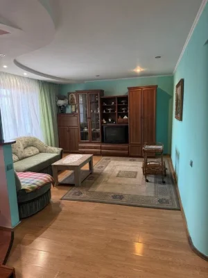 Продається квартира по вул. Небесної Сотні.