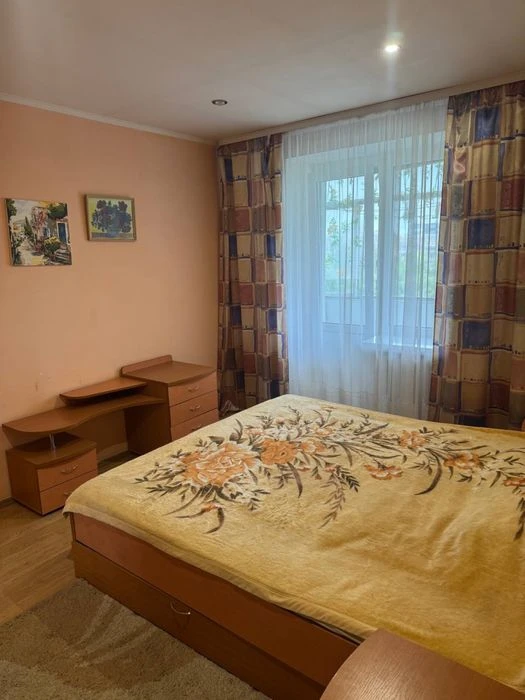 Продається квартира по вул. Небесної Сотні.