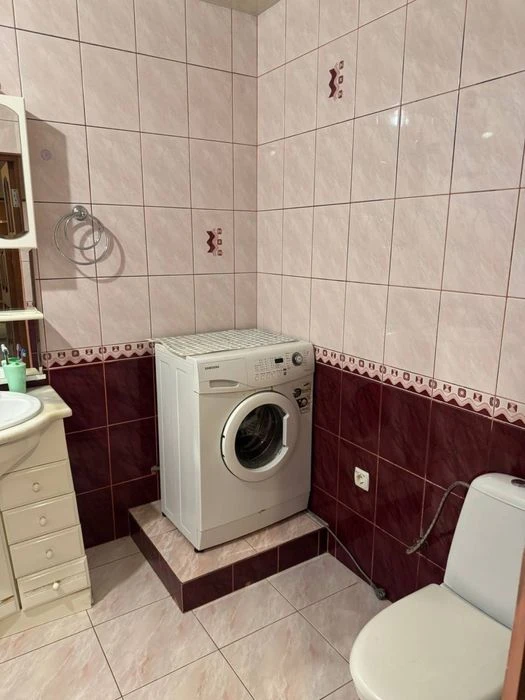 Продається квартира по вул. Небесної Сотні.