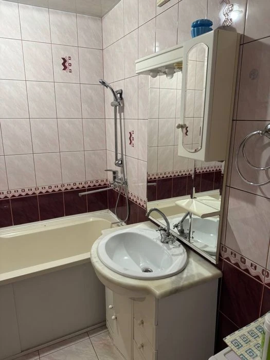 Продається квартира по вул. Небесної Сотні.