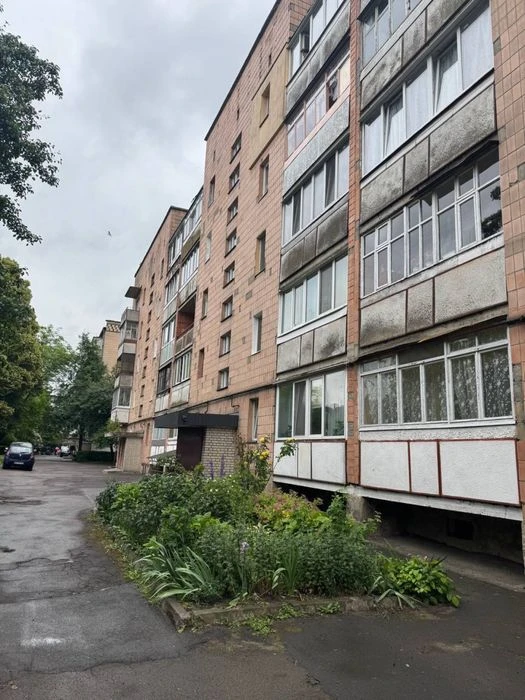 Продається квартира по вул. Небесної Сотні.