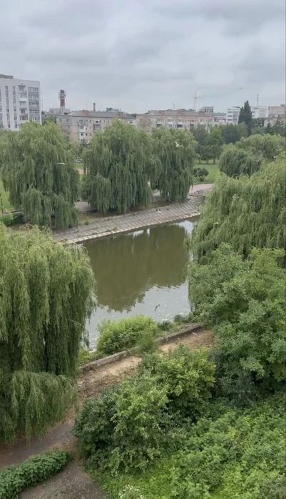 Продається квартира по вул. Небесної Сотні.