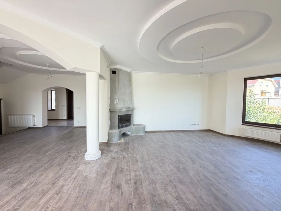 Продаж будинку з міськими комунікаціями та краєвидом