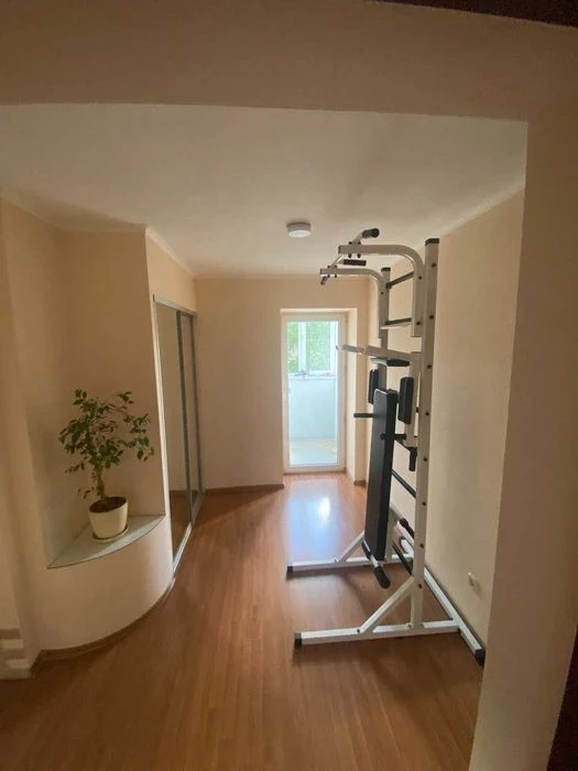 I will sell a spacious 4-room apartment in Lyubarskyi Belostskyi Solne