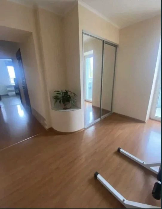 I will sell a spacious 4-room apartment in Lyubarskyi Belostskyi Solne