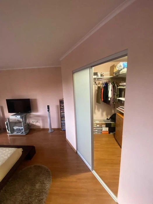 I will sell a spacious 4-room apartment in Lyubarskyi Belostskyi Solne