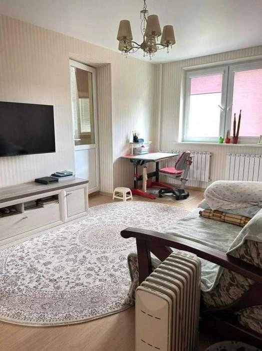 Продам 2 к. кв. 4/9, Новые Дома, улица Каденюка, метро рядом