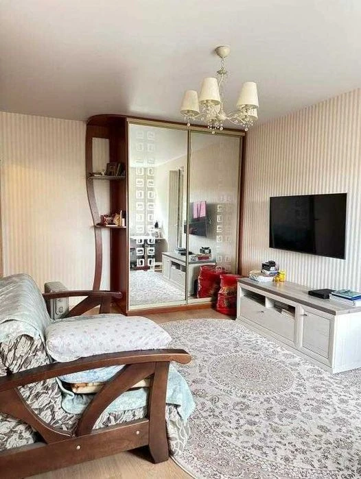 Продам 2 к. кв. 4/9, Новые Дома, улица Каденюка, метро рядом