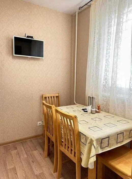 Продам 2 к. кв. 4/9, Новые Дома, улица Каденюка, метро рядом
