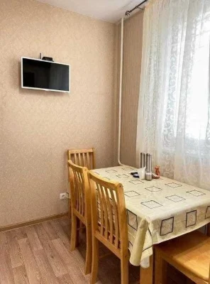 Продам 2 к. кв. 4/9, Новые Дома, улица Каденюка, метро рядом
