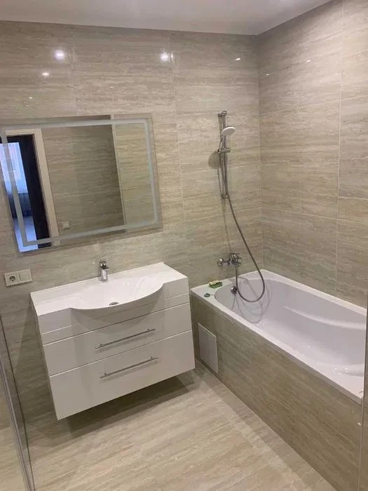 For sale: 4-room apartment (148 sq. m.) in the Solnechny Kvartal residential complex.