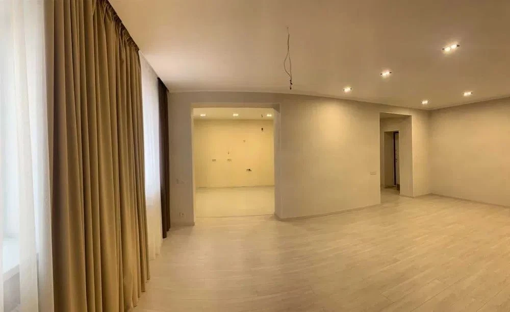 For sale: 4-room apartment (148 sq. m.) in the Solnechny Kvartal residential complex.