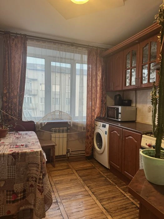 Продам  велику квартиру. ПОСТАНОВИ!