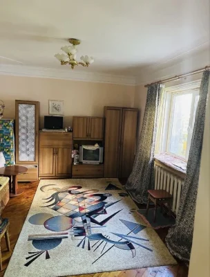 Продаж квартири 4-х кімнатна ( підійде і під бізнес)