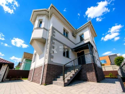 Будинок. Київ, Ганни Арендт вул.