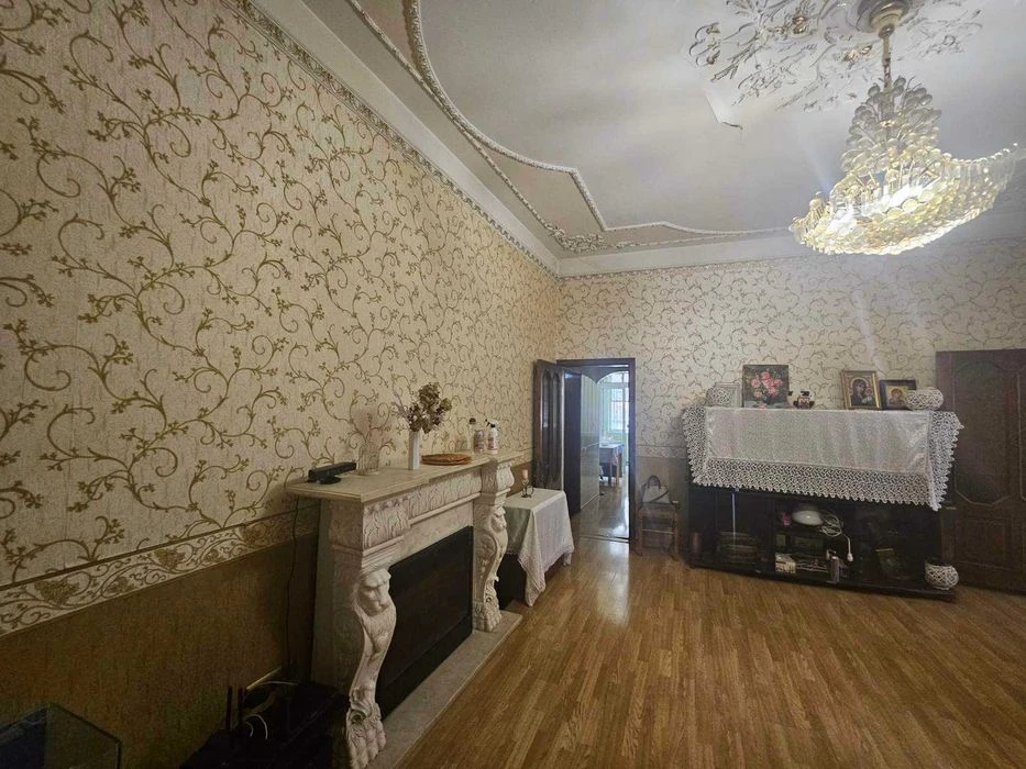 4-комнатная в самом центре - терраса, двор и парковка.