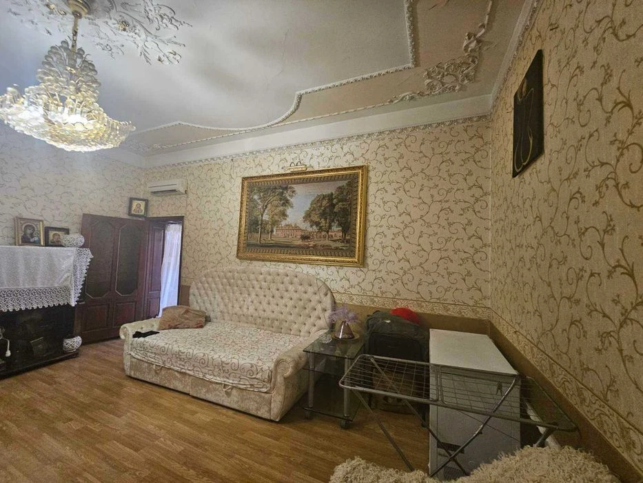 4-комнатная в самом центре - терраса, двор и парковка.