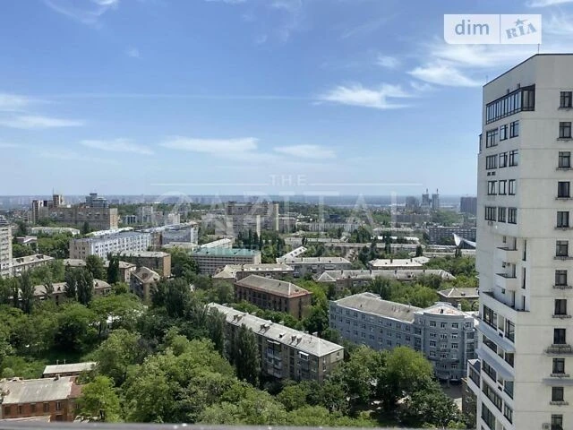 Продаж 2к квартири 138 кв. м на вул. Коновальця Євгена 44А •