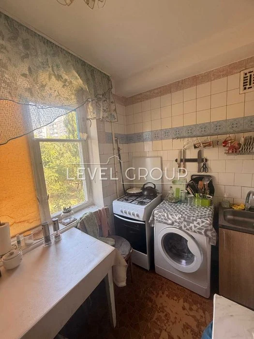 We offer for sale a 2-room apartment in Desnyanskyi rai