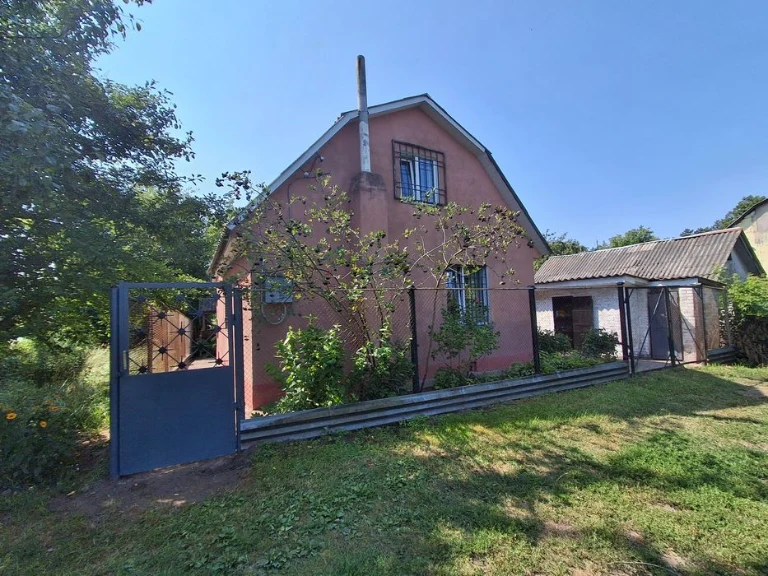 Продається затишний будинок-дача в місті.