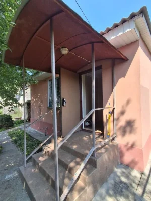 Продається затишний будинок-дача в місті.