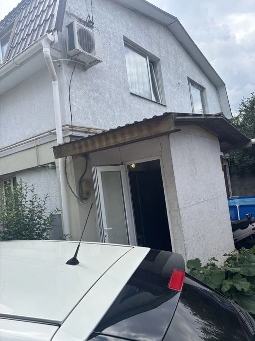 Part of the household with its own yard and parking. Mega Do