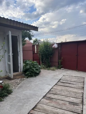 Part of the household with its own yard and parking. Mega Do