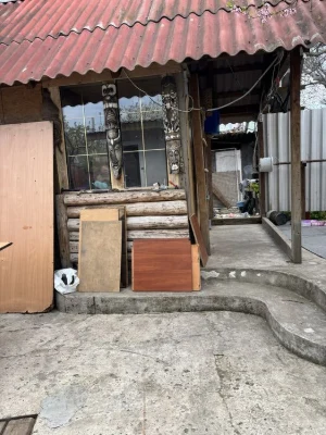 Part of the household with its own yard and parking. Mega Do