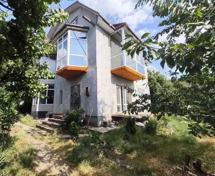 Продам 3-поверховий будинок 280 м² з ремонтом на 13 сотках|