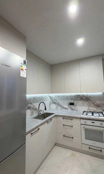 3к квартира 52м2, НОВИЙ РЕМОНТ, м-н Алмазний