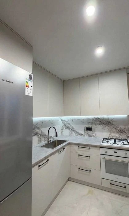 3к квартира 52м2, НОВИЙ РЕМОНТ, м-н Алмазний