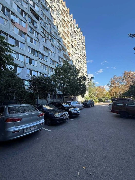 Продам велику 2-к квартиру Ж/М Перемога-6