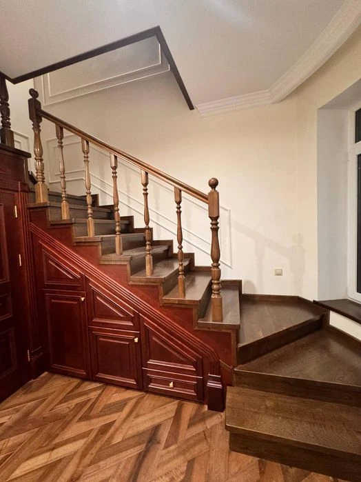 Продається ексклюзивний будинок в Центрі