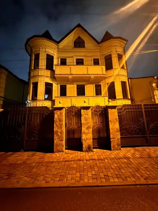 Продається ексклюзивний будинок в Центрі