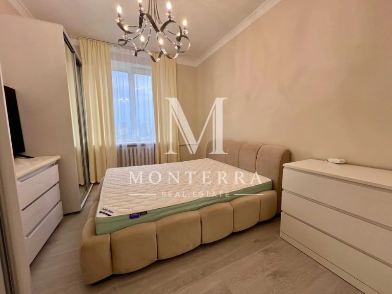 Продаж 2 кімнатної квартири з новим  ремонтом, сталінка, Сол
